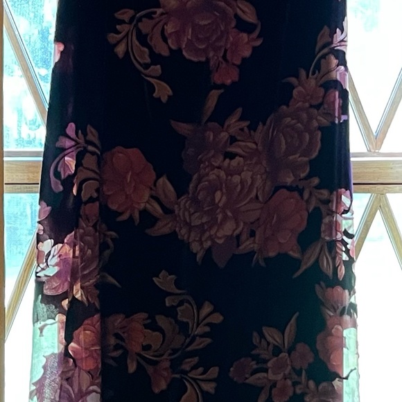 Full length dress. Spaghetti straps that adjust. Worn once - Picture 2 of 6